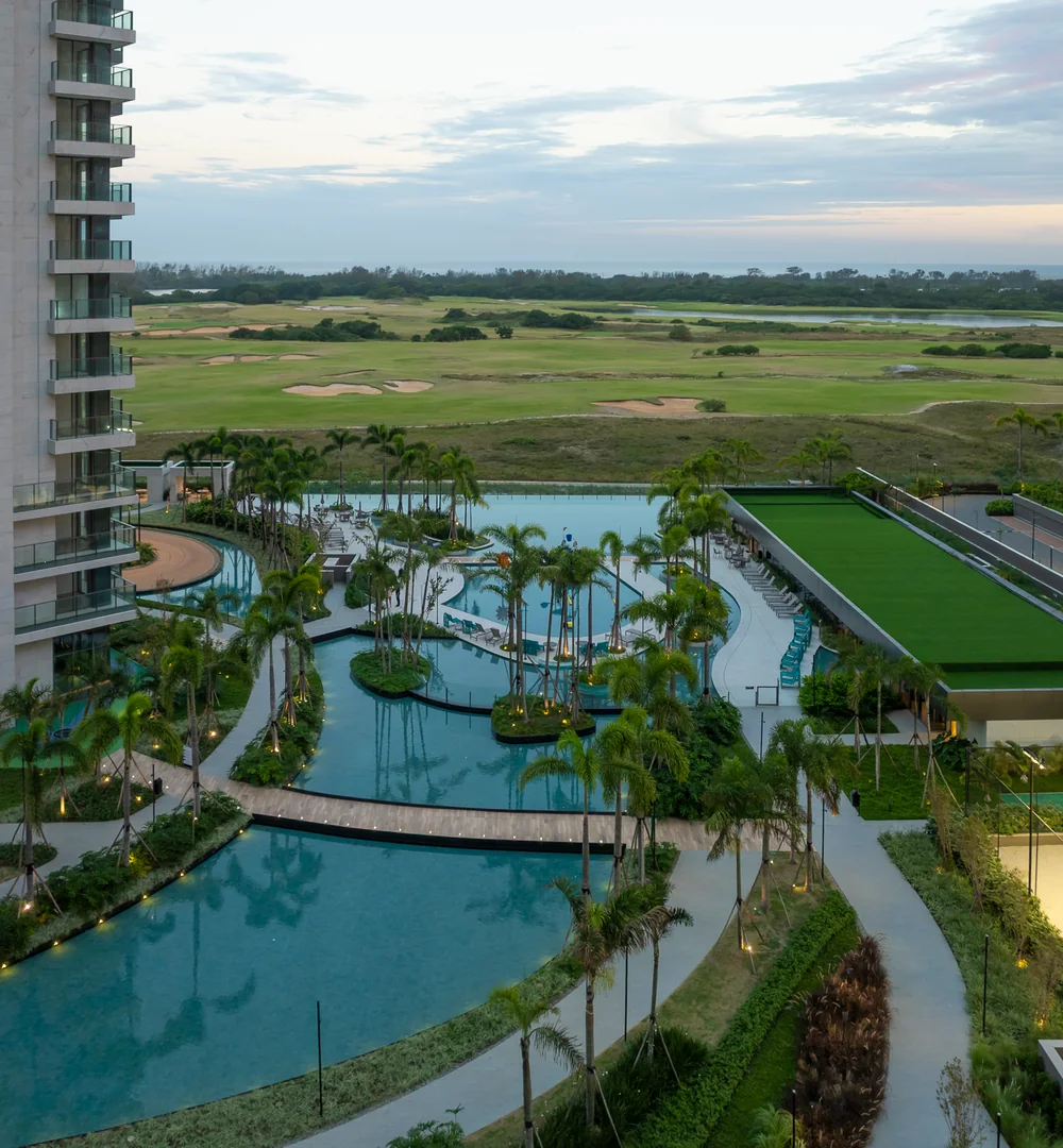 Vista aérea do Atlântico Golf: espelho d'água, lagoa e o campo de golfe olímpico